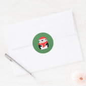 サンタの帽子をかぶった可愛いクリスマスペンギンのカスタム ラウンドシール (封筒)