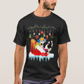 サンタの帽子をかぶった牛のクリスマスフェアリーライトのプレゼント Tシャツ