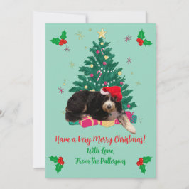 サンタの帽子をかぶった犬の写真 クリスマスツリー フラット ホリデーカード