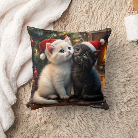 サンタの帽子をかぶった2匹のかわいいクリスマス子猫 クッション (ブランケット)