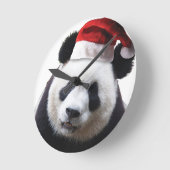 サンタの帽子を持つクリスマスのパンダくま ラウンド壁時計 (傾斜)