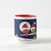 サンタの帽子を持つフクロウおよびクリスマスのスカーフ及びカスタムな文字 マグカップ (中央)
