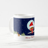 サンタの帽子を持つフクロウおよびクリスマスのスカーフ及びカスタムな文字 マグカップ (正面左)