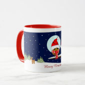 サンタの帽子を持つフクロウおよびクリスマスのスカーフ及びカスタムな文字 マグカップ (正面左)