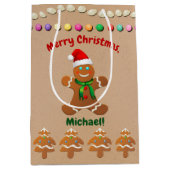 サンタの帽子を持つ幸せなジンジャーブレッドの男の子 ミディアムペーパーバッグ (正面)