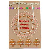 サンタの帽子を持つ幸せなジンジャーブレッドの男の子 ミディアムペーパーバッグ (裏面)