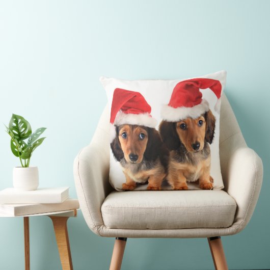 サンタの帽子を身に着けているクリスマスのダックスフントの子犬 クッション (椅子)
