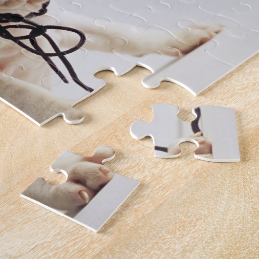 サンタの帽子を身に着けているブルドッグの子犬 ジグソーパズル (側面)