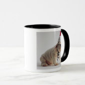 サンタの帽子を身に着けているブルドッグの子犬 マグカップ (正面右)