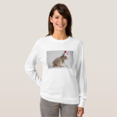 サンタの帽子を身に着けているブルドッグの子犬 Tシャツ (正面フル)