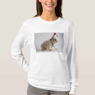 サンタの帽子を身に着けているブルドッグの子犬 Tシャツ