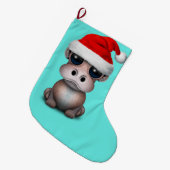 サンタの帽子を身に着けているベビーのカバ ラージクリスマスストッキング (正面 (吊り時))