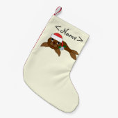 サンタの帽子及びシルバーベルが付いているブラウンの子どものアシカ スモールクリスマスストッキング (正面 (吊り時))
