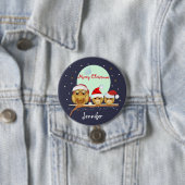 サンタの帽子及び名前をカスタムするを用いるかわいいフクロウ家族 缶バッジ (インサイチュ)