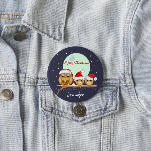 サンタの帽子及び名前をカスタムするを用いるかわいいフクロウ家族 缶バッジ (インサイチュ)