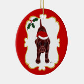 サンタの帽子2を持つパーソナライズなチョコレート実験室の子犬 セラミックオーナメント (右)