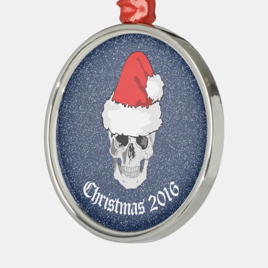 サンタの帽子"クリスマス20xx "が付いているスカル メタルオーナメント (左)
