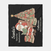 サンタの愛する本の虫 クリスマスの名前と年 フリースブランケット (正面)