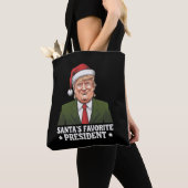 サンタの推し大統領 楽しいトランプのクリスマス トートバッグ (クローズアップ)