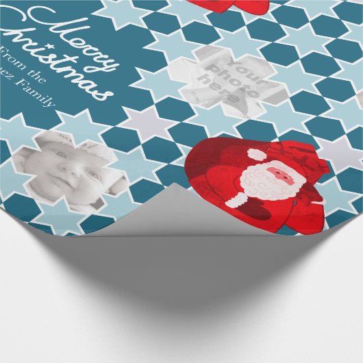 サンタの星パターン赤く青いクリスマスの家族写真 ラッピングペーパー (角)