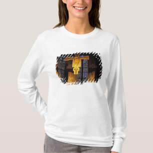 サンタの至聖祭壇の上の十字架 Tシャツ