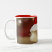 サンタの衣裳を身に着けているBichon Friseの子犬 ツートーンマグカップ (左)