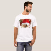 サンタの衣裳を身に着けているBichon Friseの子犬 Tシャツ (正面フル)