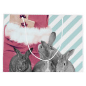 サンタの袋を覗くバニー ラージペーパーバッグ (裏面)