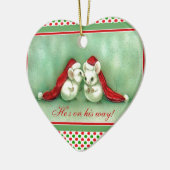 サンタの赤い帽子が付いているヴィンテージのクリスマスのネズミ セラミックオーナメント (左)