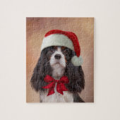 サンタの赤い帽子の無頓着なチャールズ王スパニエル犬 ジグソーパズル (縦)