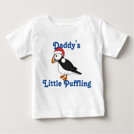 サンタの赤い帽子を持つクリスマスのツノメドリ ベビーTシャツ