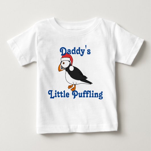 サンタの赤い帽子を持つクリスマスのツノメドリ ベビーTシャツ (正面)