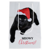 サンタの赤い帽子を持つ猫 ミディアムペーパーバッグ (裏面)