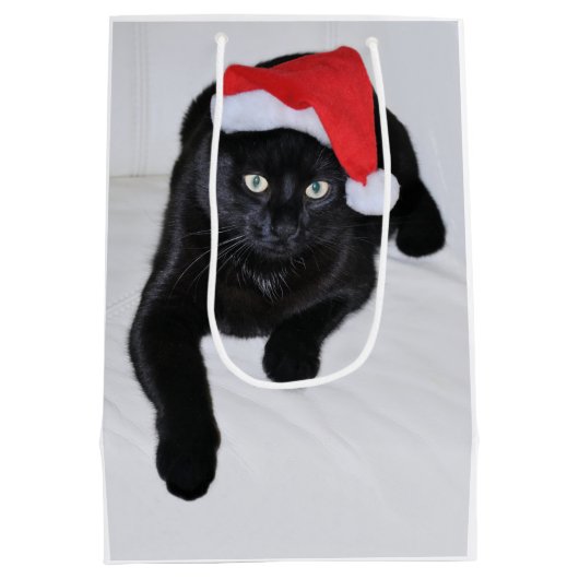 サンタの赤い帽子を持つ黒猫 ミディアムペーパーバッグ (裏面)