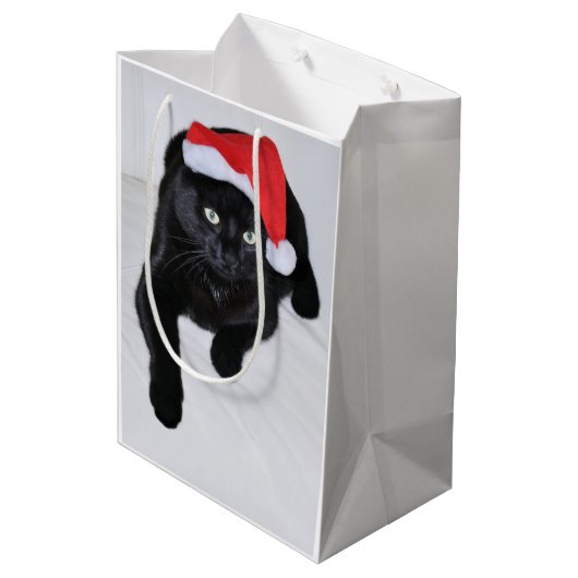 サンタの赤い帽子を持つ黒猫 ミディアムペーパーバッグ (裏面アングル)