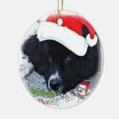 サンタの足のニューファウンドランドのクリスマスのプレゼント セラミックオーナメント (左)