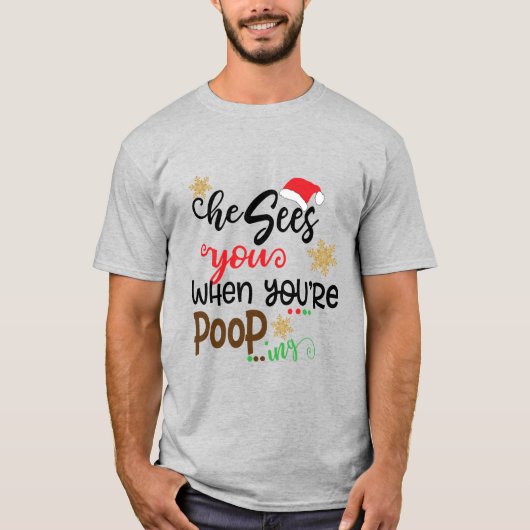 サンタはあなたがうんこしてるときも見てるよ おもしろクリスマス Tシャツ (正面)