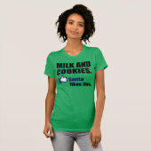 サンタはミルクおよびクッキーを好みます Tシャツ (正面フル)