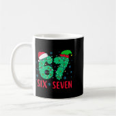サンタは67と言う 67 ミーム クリスマス 冬の休日 6 7 コーヒーマグカップ (左)