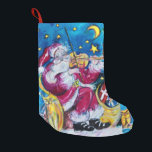 サンタインスパイア スモールクリスマスストッキング<br><div class="desc">ミュージカルお洒落と水芸術的色の赤鮮やか、青、黄絵画、白の色Bulgan Lumini (c)。サンタ遊クロースは雪の冬の夜に青い空、月と黄色の星の下でカラフルのプレゼントが満たさおもしろいれ、表現豊かなフクロウ、猫と彼のクリスマスサック</div>