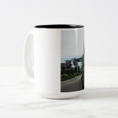 サンタクルスのビーチか遊歩道のジェットコースター ツートーンマグカップ (正面左)