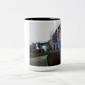サンタクルスのビーチか遊歩道のジェットコースター ツートーンマグカップ (中央)