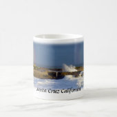 サンタクルスの灯台か虹のマグ コーヒーマグカップ (中央)