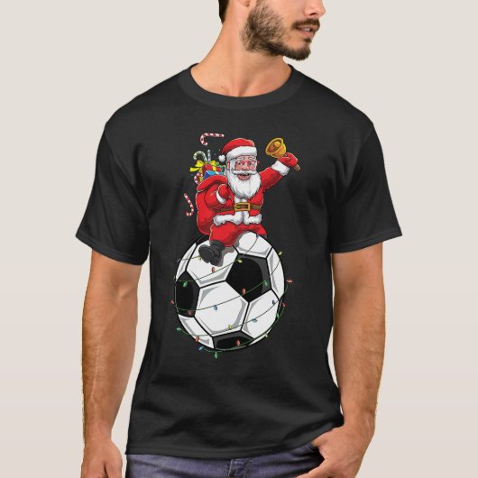 サンタクロースおもしろいサッカー選手ボールクリスマスカット Tシャツ (正面)