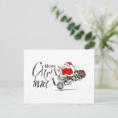 サンタクロースおもしろいバイクバイクもしくは自転車に乗る人メリークリスマス ポストカード (スタンド正面)
