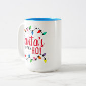 サンタクロースおもしろいヘルパークリスマスストリングライト ツートーンマグカップ (正面左)