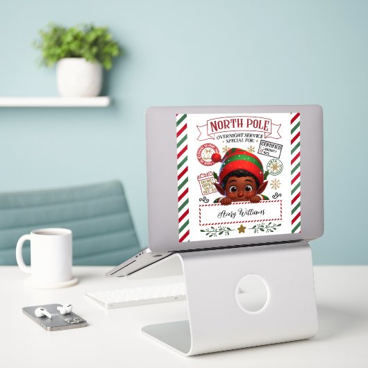 サンタクロースからのかわいいクリスマス小妖精や小人の特別配達 シール (デスク上のノートパソコン)
