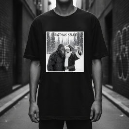 サンタクロースがビッグフットとセルフィーを撮っている写真 Tシャツ