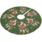 サンタクロースがワークショップで雪片をかき混ぜる ブラッシュドポリエステルツリースカート (アングル)