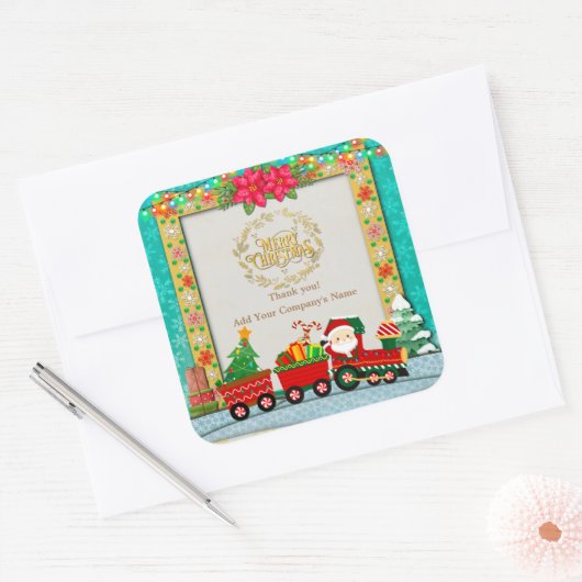 サンタクロースが列車の中でプレゼントとクリスマスツリーを スクエアシール (封筒)